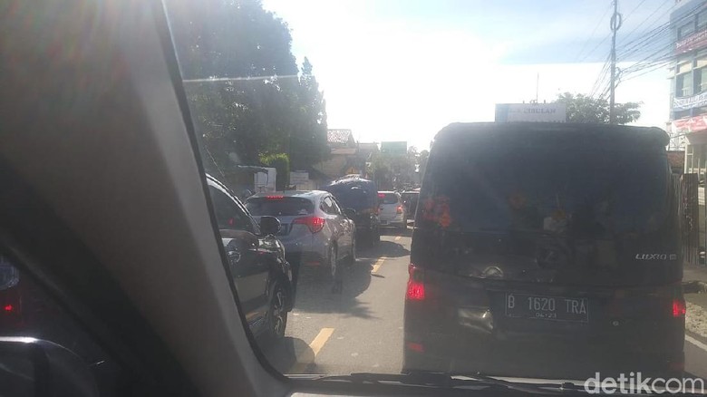 Suasana Jalan Puncak Suasana jalanan turun Puncak, Minggu (15/8)