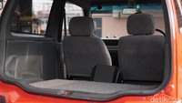 Masuk ke interior Suzuki Karimun milik Donny ini, aura Kei Car Jepang sangat lah terasa. Akibat dipotongnya sasis, Suzuki Karimun ini hanya muat untuk dua penumpang dan menyisakan ruang bagasi yang luas.  Foto: Muhammad Hafizh Gemilang