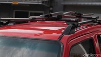 Agar Suzuki Karimun ini tampil lebih garang dan siap dibawa kemana saja, Donny sengaja memasang roof rack yang didapatnya dari Suzuki Karimun GX. Lalu dirinya juga menambahkan cross bar dan bike rack dari pabrikan Thule. Foto: Muhammad Hafizh Gemilang