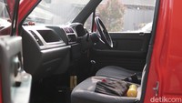 Donny tidak banyak memberikan modifikasi di bagian interior Suzuki Karimun ini. Untuk jok, door trim hingga dashboard, masih tampil original layaknya Suzuki Karimun yang standar. Foto: Muhammad Hafizh Gemilang