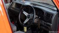 “Paling setir kita ganti Nardi Deep Corn ukuran 14 inci. Lalu kita pakai head unit Asuka yang udah android. Terus standar lah pakai speaker Pioneer dan juga kita pasang sub aktif ukuran 10 inci,” ujar Donny. Foto: Muhammad Hafizh Gemilang