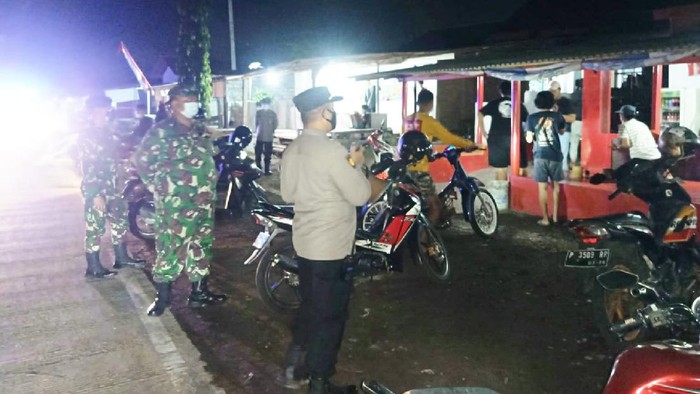 Tim Satgas COVID-19 Banyuwangi Kembali Bubarkan Kerumunan di Pantai Ancol