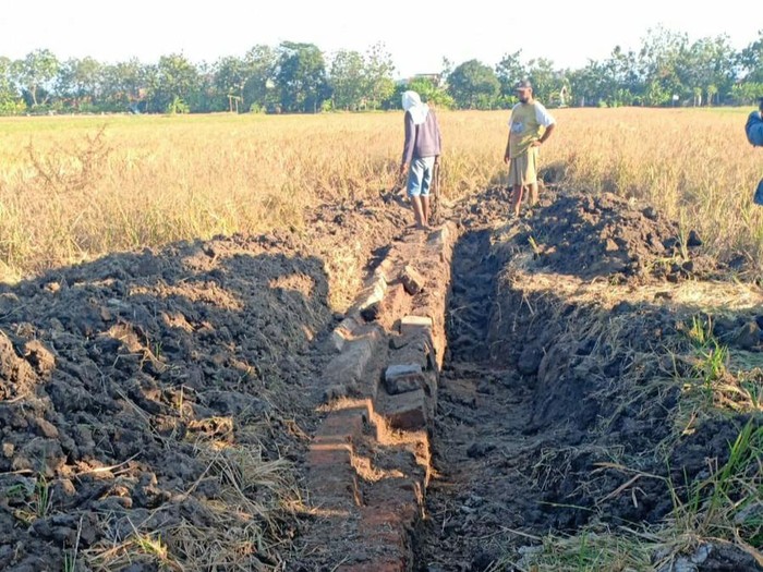 tumpukan batu bata diduga berupa pagar sebuah bangunan  Kerajaan Jenggolo