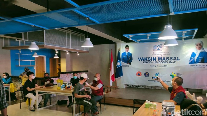 Vaksinasi COVID-19 di Bandung