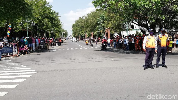 Warga memadati jalanan di Kota Solo untuk menyaksikan pemberangkatan jenazah KGPAA Mangkunegara IX