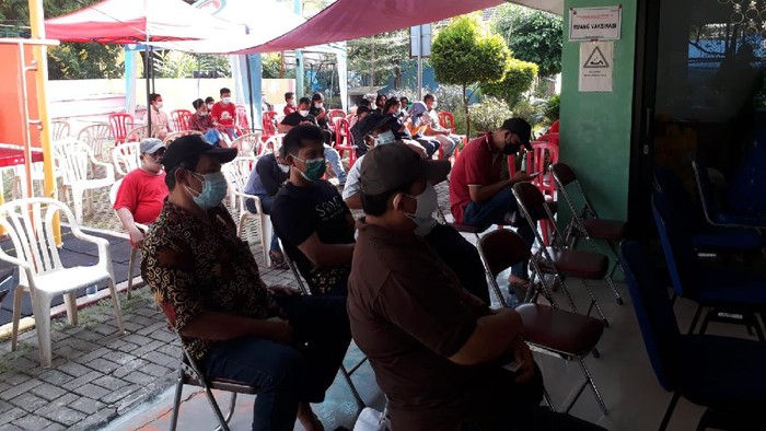 Warga RW 003 Jatipulo, Palmerah, Jakbar menunggu giliran disuntik vaksin Corona di Gerai Vaksinasi Merdeka di RW-nya.