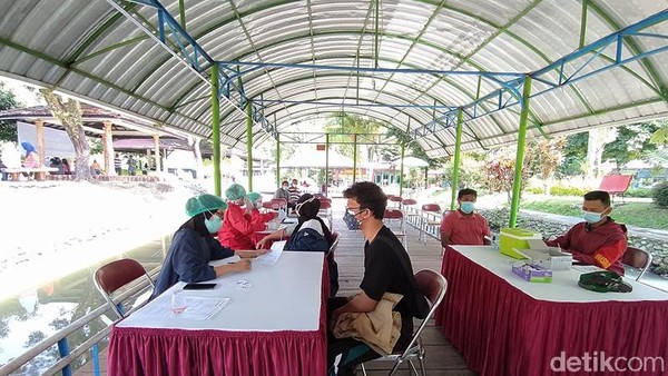 Berdasarkan pantauan detikcom di lokasi, pelaksanaan vaksin ini berjalan sangat lancar. Warga antusias sekali mengikuti vaksinasi di tempat wisata. Lokasi di Taman Kyai Langgeng ini cukup luas dan bisa menghindari terjadinya kerumunan. (Eko Susanto/detikTravel) Berdasarkan pantauan detikcom di lokasi, pelaksanaan vaksin ini berjalan sangat lancar. Warga antusias sekali mengikuti vaksinasi di tempat wisata. Lokasi di Taman Kyai Langgeng ini cukup luas dan bisa menghindari terjadinya kerumunan. (Eko Susanto/detikTravel)