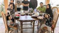 Bersama keluarga besarnya, begini momen Zikri menikmati makanan saat liburan bersama. Foto: Instagram @zikridaulay1