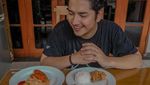 Gaya Keren Zikri Daulay Mantan Suami Henny Rahman Saat Ngopi