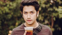 Gaya keren lainnya dibagikan oleh Zikri Daulay saat menikmati segelas es kopi hitam yang segar dan bisa meningkatkan energi itu. Foto: Instagram @zikridaulay1