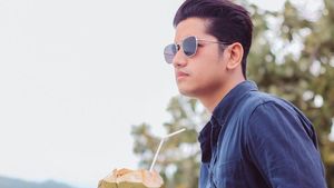 Gaya Keren Zikri Daulay Mantan Suami Henny Rahman Saat Ngopi