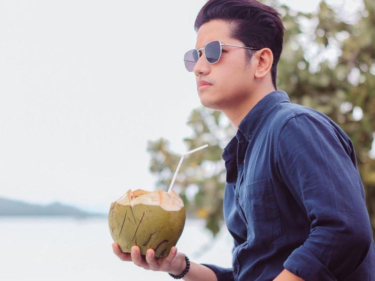 Gaya Keren Zikri Daulay Mantan Suami Henny Rahman Saat Ngopi