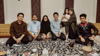 Momen lebaran Zikri Daulay tampak hangat. Mereka menikmati beragam makanan lezat dan aneka camilan. Foto: Instagram @zikridaulay1