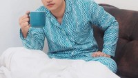 Keseharian Zikri kerap dibagikan di media sosialnya. Pemeran Nathan ini tampaknya gemar minum kopi hangat di pagi hari. Ini momennya saat ngopi.  Foto: Instagram @zikridaulay1