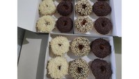 Di Kembangan, Meruya, ada toko kue spesialis donat @kuwe.sha. Di sini menjual donat kentang homemade dengan ukuran dan topping melimpah. Harganya hanya Rp 35.000 per 10 buah. Foto: Instagram Shop