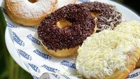 Memadukan konsep donat jadul dengan kemasan kekinian. Di @sweetbombs_bymartha, bisa ngemil donat klasik yang harganya masih terjangkau. Sekitar Rp 45.000 per paketnya. Foto: Instagram Shop