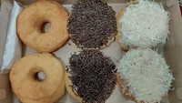 Donat kampung dengan topping meises cokelat dan keju tak pernah bikin bosan. Apalagi donat enak dan terjangkau buatan @dapursweet.id yang satu ini. Foto: Instagram Shop