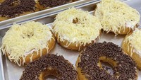 Di @aurora.cakehouse, bebas pilih donat kentang enak dan murah dengan topping klasik seperti cokelat kacang, cokelat meises hingga keju.Foto: Instagram Shop