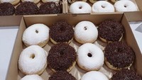 Cantik dan menawan, tampilan donat klasik buatan @bakebowl ini bikin ngiler. Harganya juga masih ramah di kantong, dan dibuat dengan bahan berkualitas. Foto: Instagram Shop