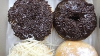  Dengan uang Rp 30.000 sudah bisa jajan donat butter missi, choco misis, hingga ice sugar dari Moke Kita. Foto: Instagram Shop