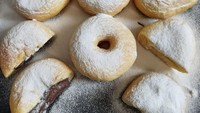 Terakhir ada donat kentang buatan Manour Kitchen yang tak perlu diragukan lagi rasa dan kualitasnya. Kisaran harga donat di sini sekitar Rp 23.000 per 6 donat. Foto: Instagram Shop