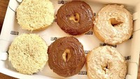 Penggemar donat murah yang enak, wajib jajan donat kampung buatan Donat Gemoy di Jakarta. Satu paket donat kampung isi 6, harganya hanya Rp 35.000 saja.  Foto: Instagram Shop
