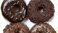 Di @barganut, ada donat ubi ungu yang enaknya tak main-main. Ukurannya jumbo, dengan topping melimpah. Kisaran harganya di bawah Rp 8.000 saja per buah, tergantung topping. Foto: Instagram Shop