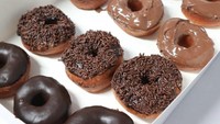 Jangan tertipu dengan penampilan mewah dar donat klasik buatan @esslykitchen di Jakarta. Di sini semua harga donatnya terjangkau. Satu box isi 8 buah, harganya hanya Rp 45.000 saja. Foto: Instagram Shop