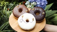 Punya banyak cabang di mana-mana, Donat Madu Cihanjuang terkenal dengan aneka donat enak yang murah meriah. Modal Rp 30.000, sudah bisa cicip lebih dari 6 donat ukuran besar di sana. Foto: Instagram Shop