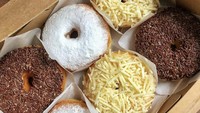 Terinspirasi dari donat kampung yang jadi jajanan saat masih sekolah, toko @doughmygo.id punya aneka donat jadul klasik dari meises hingga gula salju dengan kisaran harga sekitar Rp 5.000. Foto: Instagram Shop
