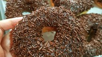 Mau pesan donat klasik yang enak dan harga terjangkau? Coba saja pesan donat klasik coklat meises buatan Princess Donuts di Bintaro. Rasanya dijamin enak. Foto: Instagram Shop