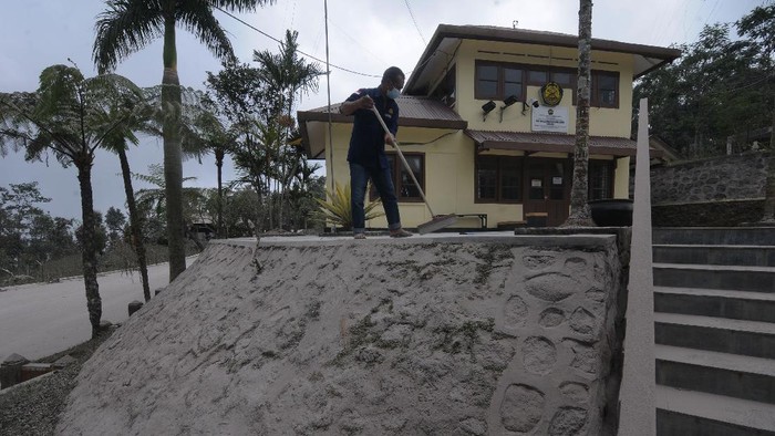 ABU VULKANIK GUNUNG MERAPI Warga melintas di dekat lahan pertanian tembakau yang tekena abu vulkanik Gunung Merapi di Babadan, Magelang, Jawa Tengah, Senin (16/8/2021). Berdasarkan data pengamatan Balai Penyelidikan dan Pengembangan Teknologi Kebencanaan Geologi (BPPTKG), terjadi rentetan awan panas guguran pada Senin (16/8/2021) sehingga menyebabkan hujan abu vulkanik di beberapa desa di kaki Gunung Merapi wilayah Boyolali dan Magelang. ANTARA FOTO/Aloysius Jarot Nugroho/rwa.