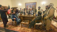 Kelompok Taliban menyatakan perang telah berakhir usai para petempurnya mengambil alih Istana Kepresidenan Afghanistan di Kabul. Presiden Ashraf Ghani diketahui meninggalkan Kabul pada Minggu (15/8) waktu setempat saat Taliban mulai memasuki ibu kota Afghanistan itu.