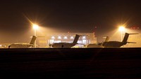 Pesawat angkut Airbus A400M Angkatan Udara Jerman berdiri di pangkalan udara Wunstorf di wilayah Hanover Senin pagi, 16 Agustus 2021. Mengingat kemajuan pesat Taliban di Afghanistan, Bundeswehr berencana untuk mulai mengevakuasi warga Jerman dan penduduk setempat. Pasukan Afghanistan dari Kabul pada Senin, 16 Agustus.