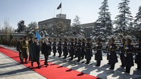 Presiden Ghani dalam pernyataannya mengklaim dirinya meninggalkan Kabul demi menghindari pertumpahan darah. Sementara ratusan warga Afghanistan membanjiri bandara Kabul dalam upaya meninggalkan negaranya.Negara-negara Barat berupaya keras mengevakuasi para diplomat dan warga mereka dari negara tersebut.