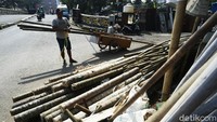 Satu di antara yang kena imbas pelarangan, yakni lomba panjat inang. Setiap tahun, lomba tersebut digelar dalam perayaan hari kemerdekaan.