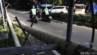 Untuk harga tiap tiang panjat pinang itu berkisar Rp 800 ribu hingga Rp 1 juta per batang pohon pinang.