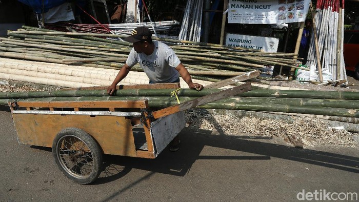 Jelang peringatan HUT Kemerdekaan RI ke-76, yang tinggal satu hari lagi, penjualan atau pesanan bambu panjat pinang untuk Agustusan sepi pembeli.