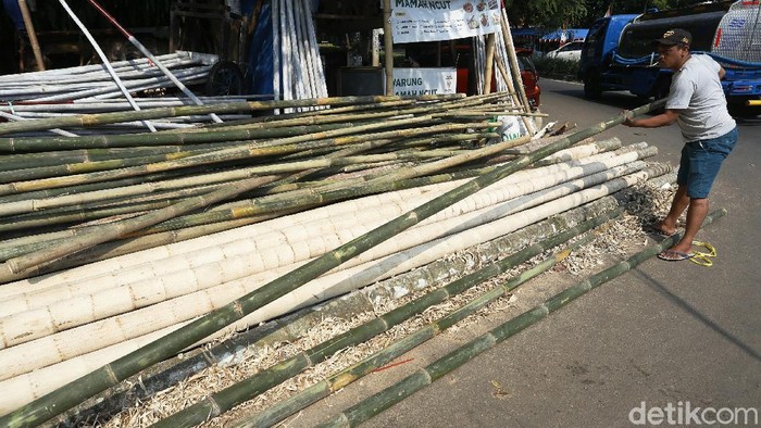 Jelang peringatan HUT Kemerdekaan RI ke-76, yang tinggal satu hari lagi, penjualan atau pesanan bambu panjat pinang untuk Agustusan sepi pembeli.