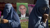 Kelompok Taliban menyatakan perang telah berakhir usai para petempurnya mengambil alih Istana Kepresidenan Afghanistan di Kabul, Senin (16/8/2021) Getty Images/Lintao Zhang