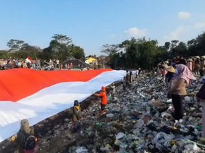 Sambut HUT ke-76 RI, Bendera Merah Putih Raksasa Dibentangkan di TPA Tasik