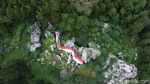 Bendera Merah Putih Raksasa Membentang di Puncak Bukit Karang Gumantung