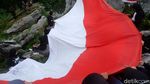 Bendera Merah Putih Raksasa Membentang di Puncak Bukit Karang Gumantung