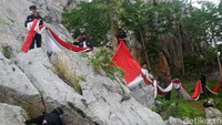 Bendera yang dibentangkan memiliki ukuran panjang 45 meter dan lebar 4 meter. 