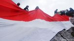 Bendera Merah Putih Raksasa Membentang di Puncak Bukit Karang Gumantung