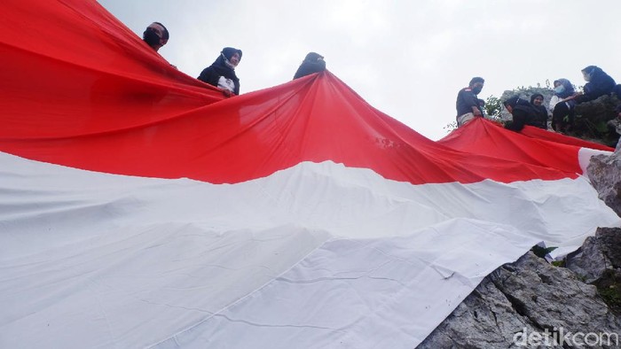 Bendera Merah Putih Raksasa Membentang Di Puncak Bukit Karang Gumantung 5563