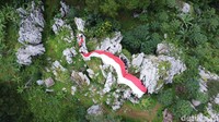 Diharapkan pengibaran bendera merah putih ini bisa memupuk nasionalisme meski di tengah pandemi virus Corona atau COVID-19.