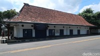 Stasiun sempat dibuka lagi  pada 1954. Tapi, jalur kereta api yang sampai ke Brosot tidak difungsikan lagi. Semakin berkembangnya sarana trasnportasi umum seperti angkutan colt dan bus pada 1970-an mengakibatkan kereta api kurang efektif. (Pradita Rida Pertana/detikcom)