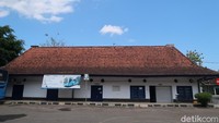 Bangunan itu masih terpelihara dengan apik. Bahkan, bagian depannya tampak menyerupai stasiun kereta api. (Pradita Rida Pertana/detikcom)