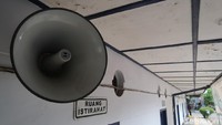 Mulai tahun 1975-1976, kereta api dari Stasiun Ngebaean ke selatan tak difungsikan. Tanah stasiun berubah fungsi jadi hunian atau warung-warung. (Pradita Rida Pertana/detikcom)  